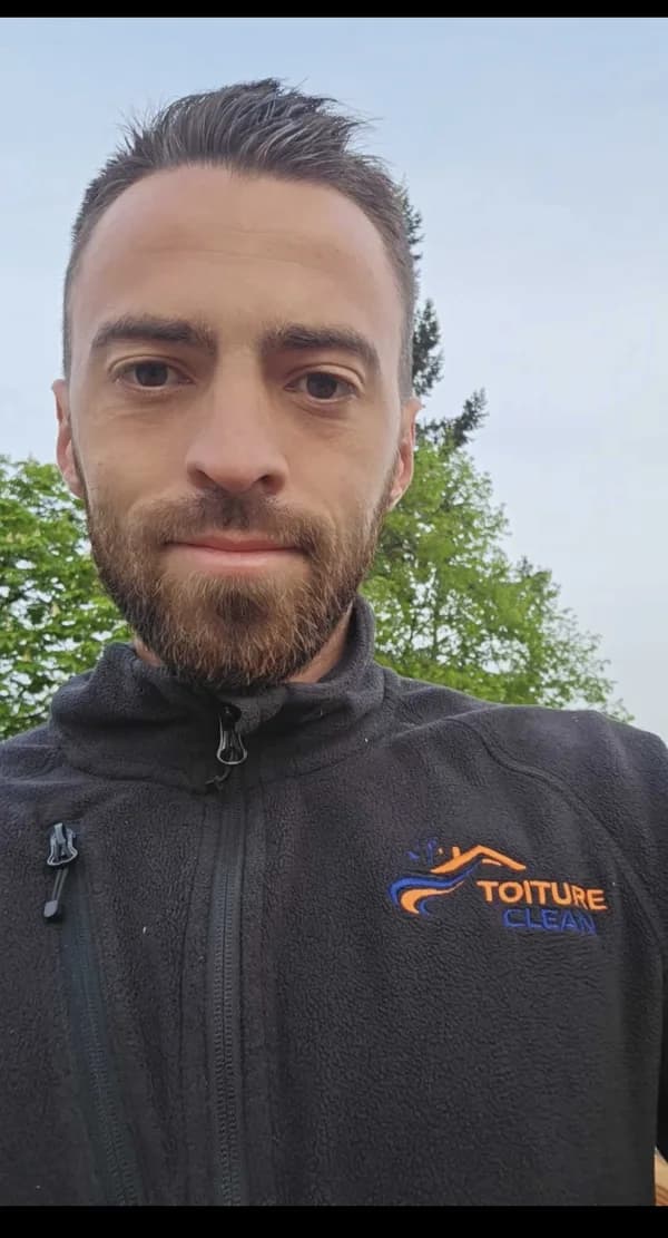 William Cancy, gérant de Toiture Clean, en veste polaire de chantier